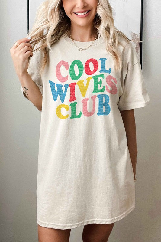 COOL WIVES CLUB OVERSIZED GRAPHIC TEE