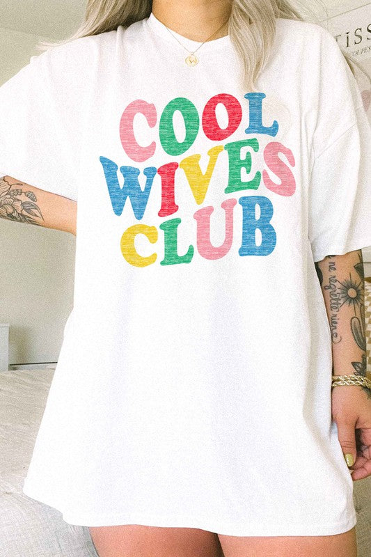 COOL WIVES CLUB OVERSIZED GRAPHIC TEE